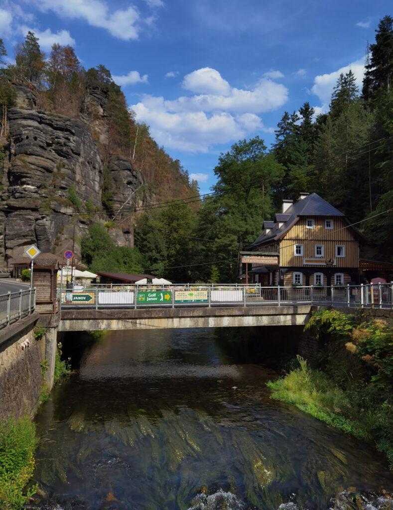 Hřensko liegt idyllisch an der Kamnitz