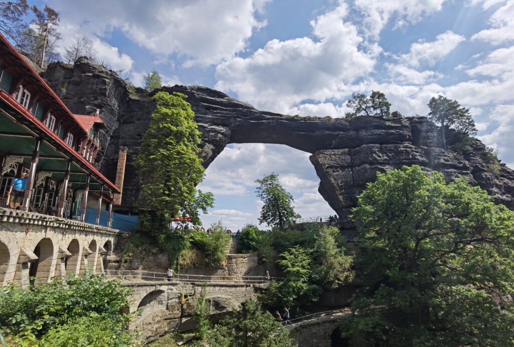 Der kostenlose Blick zum Felsentor auf meiner Prebischtor Wanderung