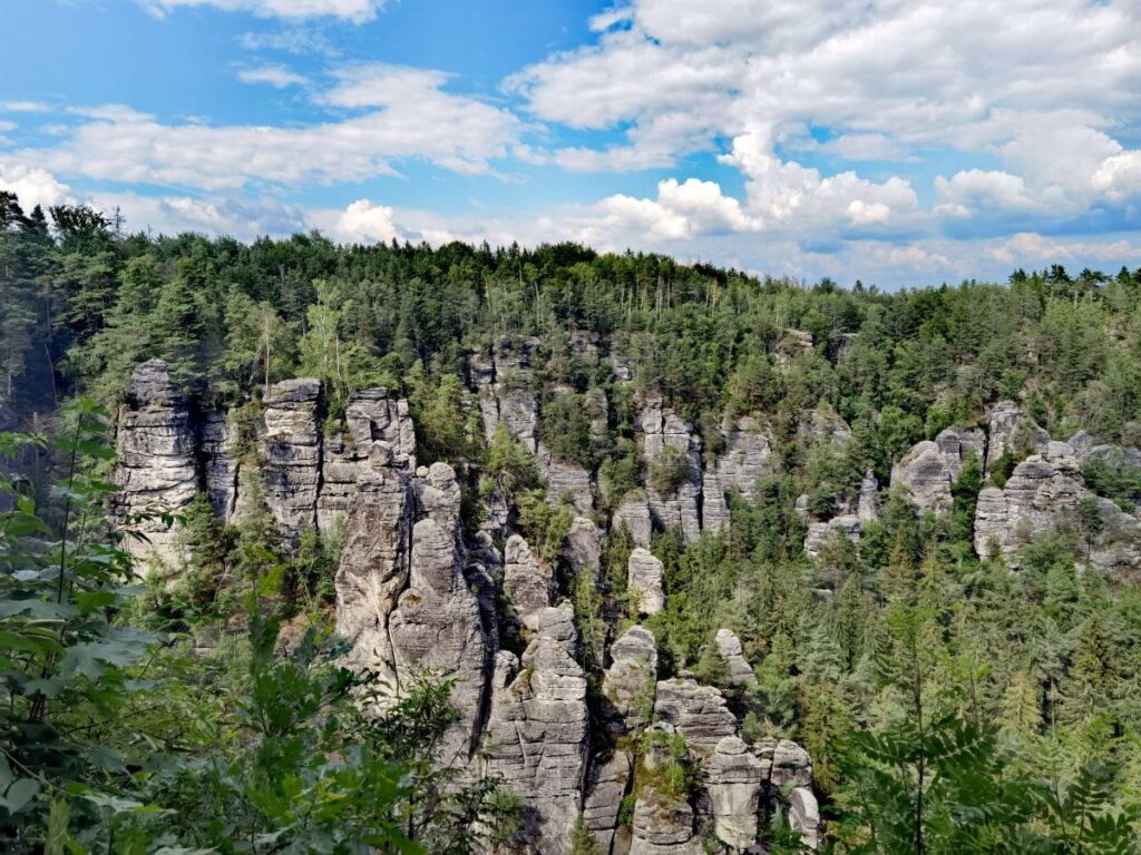 Von der Basteibrücke siehst du die Türme des Elbsandsteingebirge