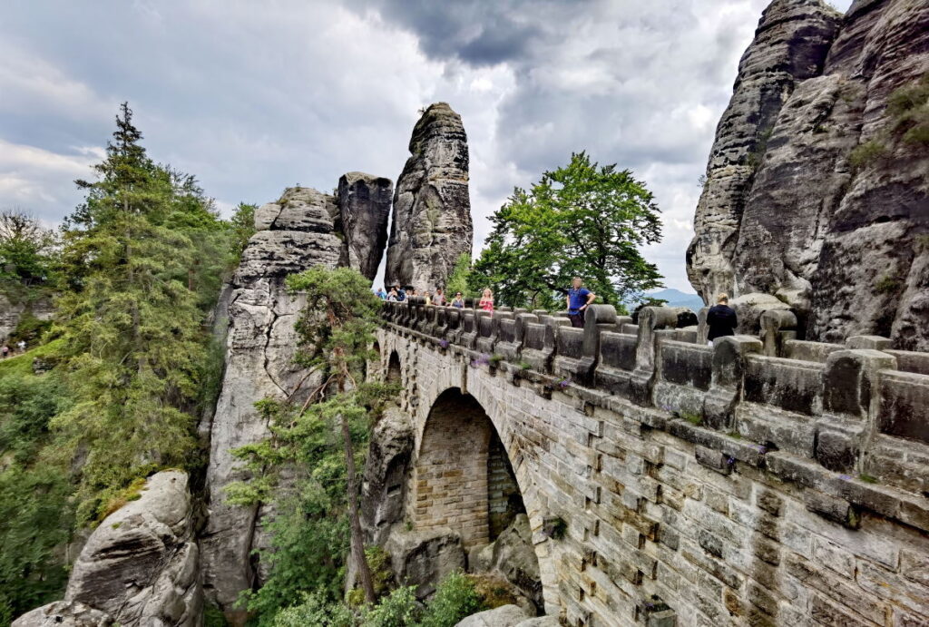 Über die Basteibrücke wandern und die Basteifelsen bewundern