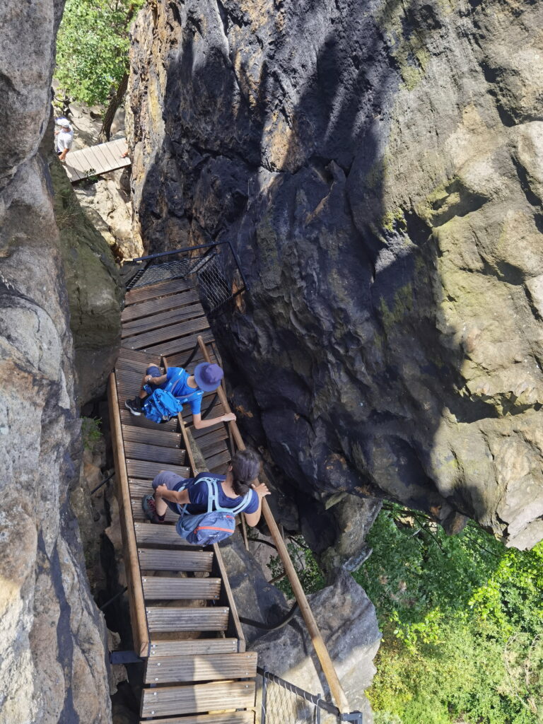 Böhmische Schweiz wandern - charakteristisch sind die Stufen und Leitern zwischen den Felsen