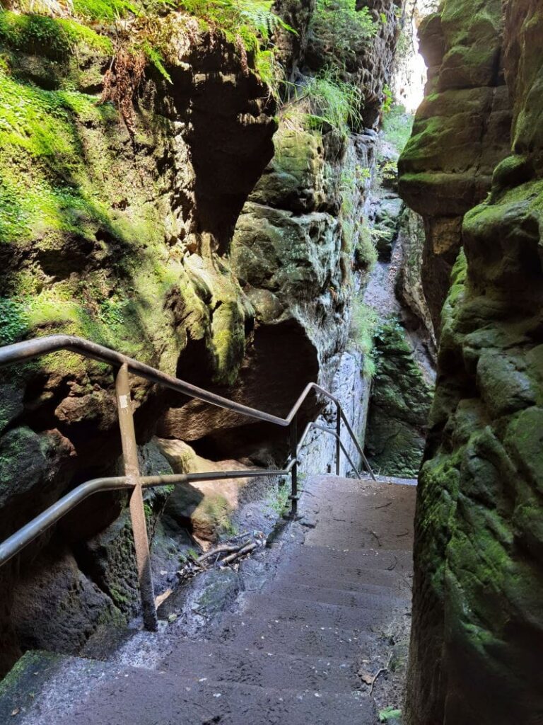 Der Schwedenlöcher Abstieg entlang der Treppe