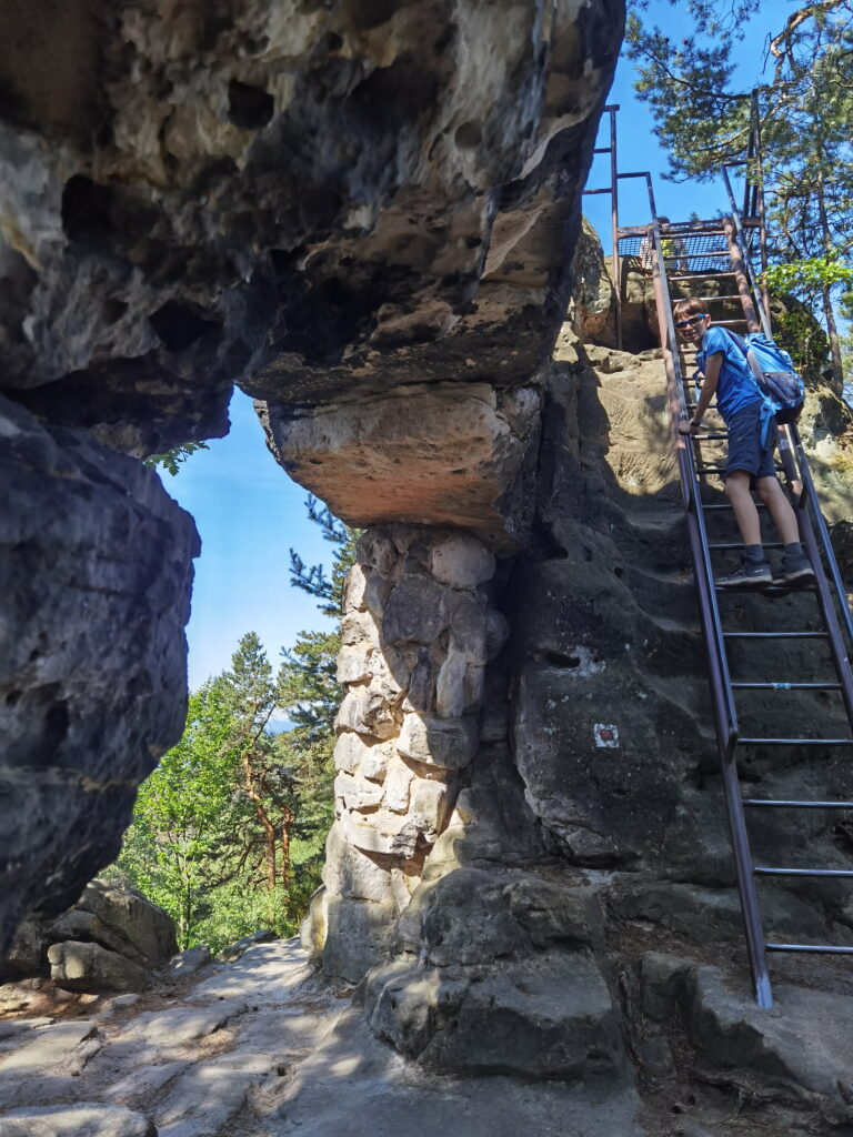 Aufstieg Kleines Prebischtor - über eine Leiter geht es hinauf zum Aussichtspunkt