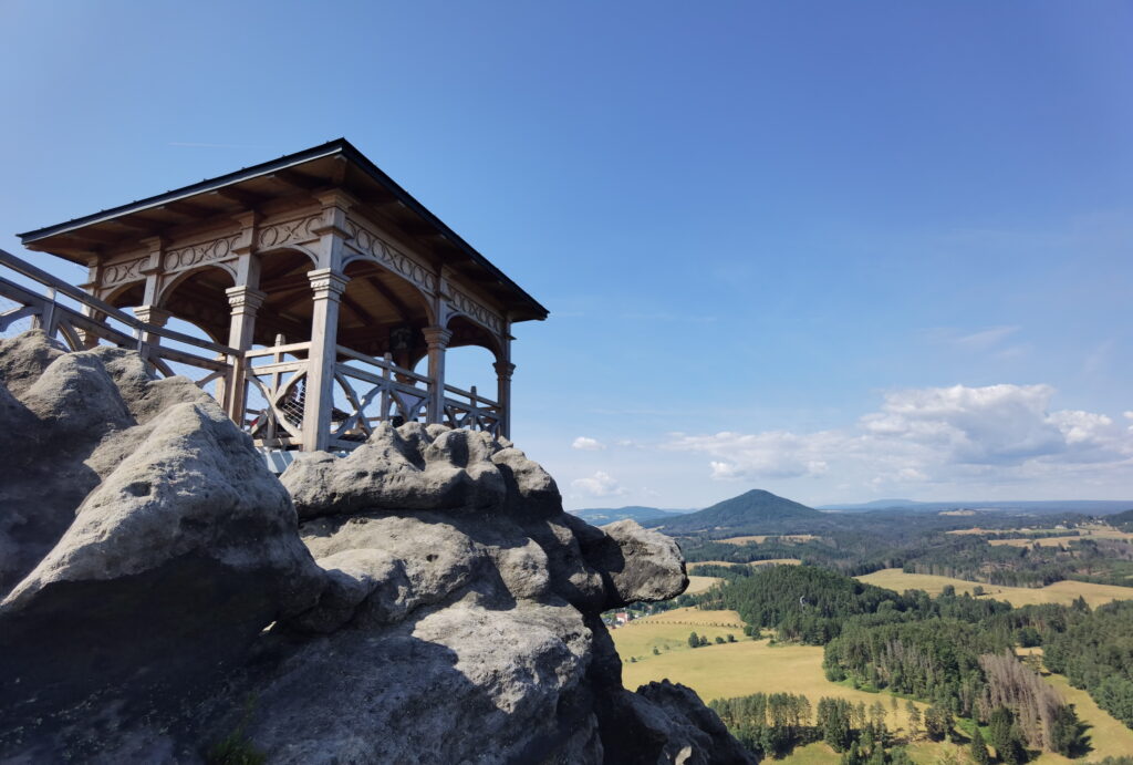 Böhmische Schweiz Sehenswürdigkeiten, die man nicht verpassen sollte: Marienfels Aussichtspunkt mit Pavillion